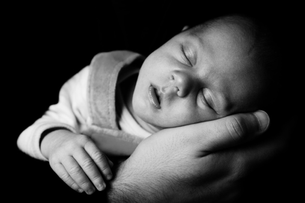 sleeping_baby_on_a_hand_199952001